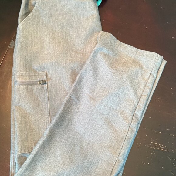 Figs Kade Cargo Scrubs Color Graphite, Size Medium - Picture 3 of 4
